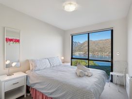 Remarkable Views - Queenstown Holiday Home -  - 1157608 - thumbnail photo 11