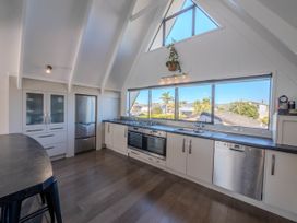 Coastal Chic - Papamoa Beach Holiday Home -  - 1157951 - thumbnail photo 17