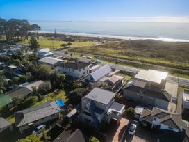 Coastal Chic - Papamoa Beach Holiday Home -  - 1157951 - thumbnail photo 3