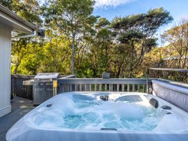 Island Sanctuary - Waiheke Holiday Home -  - 1159782 - thumbnail photo 10