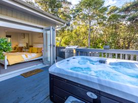 Island Sanctuary - Waiheke Holiday Home -  - 1159782 - thumbnail photo 11