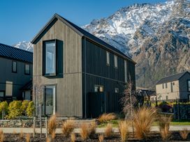 A Remarkable Retreat - Queenstown Holiday Home -  - 1160446 - thumbnail photo 21