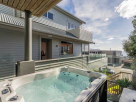 Ocean View Beach Beauty - Tairua Holiday Home -  - 1161273 - thumbnail photo 3