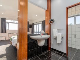 Ocean View Beach Beauty - Tairua Holiday Home -  - 1161273 - thumbnail photo 21