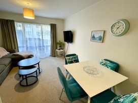 OK Holiday Unit 2 - Queenstown Holiday Home -  - 1161346 - thumbnail photo 5