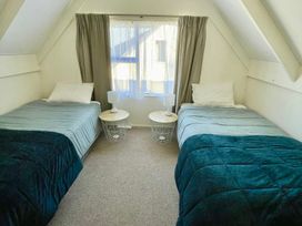 OK Holiday Unit 2 - Queenstown Holiday Home -  - 1161346 - thumbnail photo 12