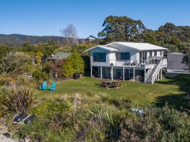 Beachfront Sanctuary - Parapara Holiday Home -  - 1161858 - thumbnail photo 3