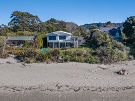 Beachfront Sanctuary - Parapara Holiday Home -  - 1161858 - thumbnail photo 15