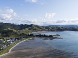 Kawakawa Bay Beach Bliss - Auckland Holiday Home -  - 1161864 - thumbnail photo 5