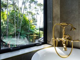 Nature's Luxury - Moetapu Bay Holiday Home -  - 1162756 - thumbnail photo 33