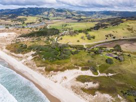 Seaview and Pohutukawa - Pakiri Beach Retreat -  - 1163132 - thumbnail photo 38