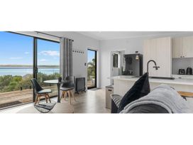 Norté Surf Vista - Whale Bay Raglan Holiday Home -  - 1163871 - thumbnail photo 11