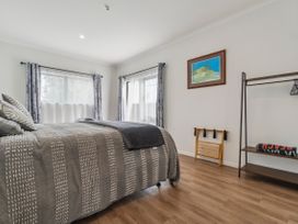 Cedar By Surf - Whale Bay Raglan Holiday Home -  - 1163873 - thumbnail photo 15