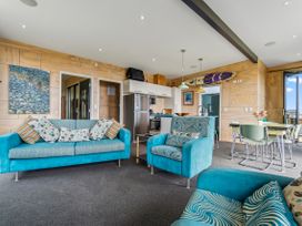 Cedar By Surf - Whale Bay Raglan Holiday Home -  - 1163873 - thumbnail photo 3