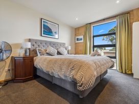 Cedar By Surf - Whale Bay Raglan Holiday Home -  - 1163873 - thumbnail photo 10