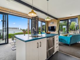 Cedar By Surf - Whale Bay Raglan Holiday Home -  - 1163873 - thumbnail photo 7