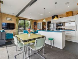 Cedar By Surf - Whale Bay Raglan Holiday Home -  - 1163873 - thumbnail photo 6