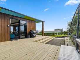 Cedar By Surf - Whale Bay Raglan Holiday Home -  - 1163873 - thumbnail photo 20