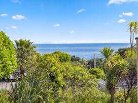 Cedar By Surf - Whale Bay Raglan Holiday Home -  - 1163873 - thumbnail photo 1