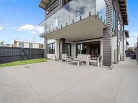 Beachfront Paradise  - Papamoa Beach Holiday Home -  - 1164081 - thumbnail photo 2