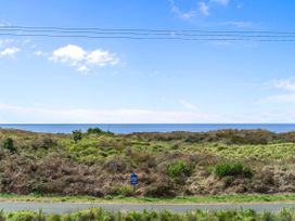 Beachfront Paradise  - Papamoa Beach Holiday Home -  - 1164081 - thumbnail photo 28