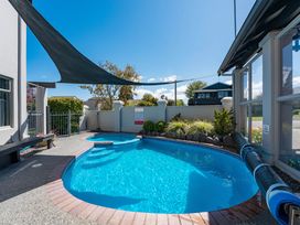 Sun and Swim - Lake Taupo Holiday Home -  - 1164413 - thumbnail photo 17