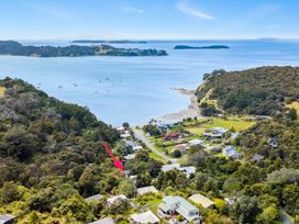 Opahi TreeHouse - Mahurangi West Holiday Home -  - 1164781 - thumbnail photo 1