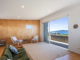 Sunset Over Kapiti - Waikanae Holiday Home -  - 1165254 - thumbnail photo 11