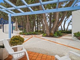 Poolside Waterfront - Orewa Oceanside Villa -  - 1165263 - thumbnail photo 9