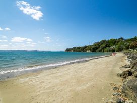 Unwind at Tindalls Bay - Whangaparaoa Apartment -  - 1165264 - thumbnail photo 4