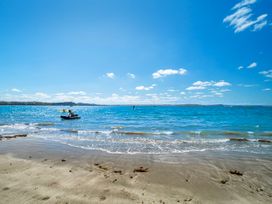 Unwind at Tindalls Bay - Whangaparaoa Apartment -  - 1165264 - thumbnail photo 3