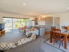 Unwind on The Fairway - Matarangi Holiday Home -  - 1165328 - thumbnail photo 3