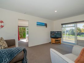 Unwind on The Fairway - Matarangi Holiday Home -  - 1165328 - thumbnail photo 7