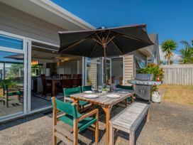 Unwind on The Fairway - Matarangi Holiday Home -  - 1165328 - thumbnail photo 10