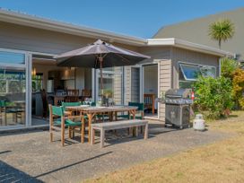 Unwind on The Fairway - Matarangi Holiday Home -  - 1165328 - thumbnail photo 1