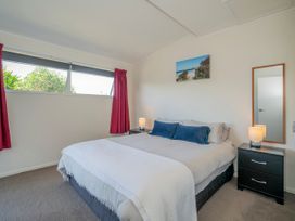 Unwind on The Fairway - Matarangi Holiday Home -  - 1165328 - thumbnail photo 11