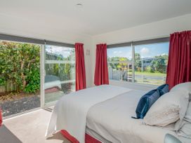 Unwind on The Fairway - Matarangi Holiday Home -  - 1165328 - thumbnail photo 16