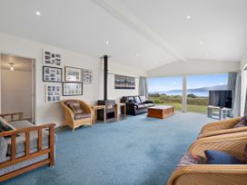 Hornbill Nest - Waikanae Beach Holiday Home -  - 1165430 - thumbnail photo 4