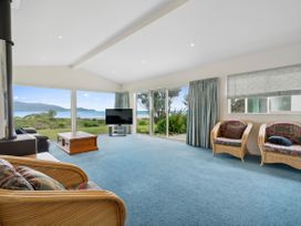 Hornbill Nest - Waikanae Beach Holiday Home -  - 1165430 - thumbnail photo 3