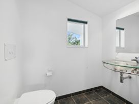 Hornbill Nest - Waikanae Beach Holiday Home -  - 1165430 - thumbnail photo 2