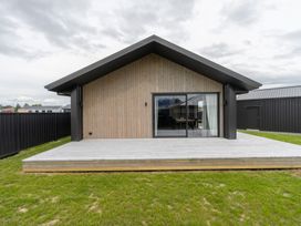 Sleek and Central - Te Anau Holiday Home -  - 1165531 - thumbnail photo 20