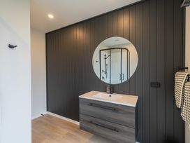 Sleek and Central - Te Anau Holiday Home -  - 1165531 - thumbnail photo 15