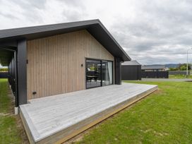 Sleek and Central - Te Anau Holiday Home -  - 1165531 - thumbnail photo 3