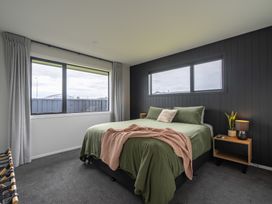 Sleek and Central - Te Anau Holiday Home -  - 1165531 - thumbnail photo 13