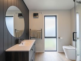 Sleek and Central - Te Anau Holiday Home -  - 1165531 - thumbnail photo 16