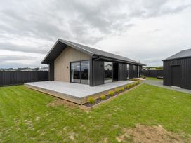 Sleek and Central - Te Anau Holiday Home -  - 1165531 - thumbnail photo 21