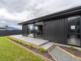 Sleek and Central - Te Anau Holiday Home -  - 1165531 - thumbnail photo 2