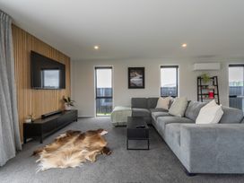 Sleek and Central - Te Anau Holiday Home -  - 1165531 - thumbnail photo 5