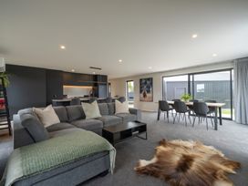 Sleek and Central - Te Anau Holiday Home -  - 1165531 - thumbnail photo 1