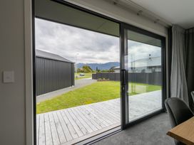 Sleek and Central - Te Anau Holiday Home -  - 1165531 - thumbnail photo 4